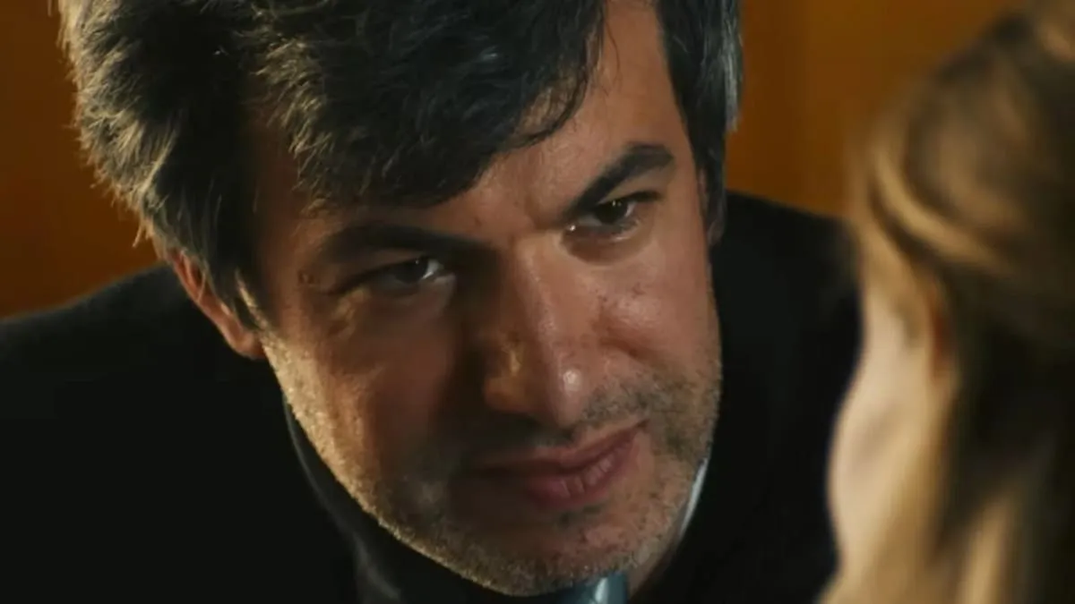 Imagem: Nathan Fielder ainda não sabe por que Elizabeth Holmes concordou com aquilo