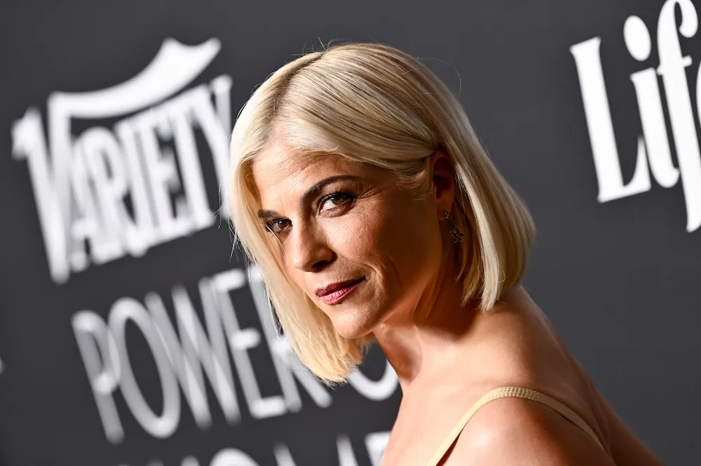 Imagem: Representante de Selma Blair se manifesta após prisão da atriz e incidente em avião: "Selma não teve intenção de machucar ninguém"