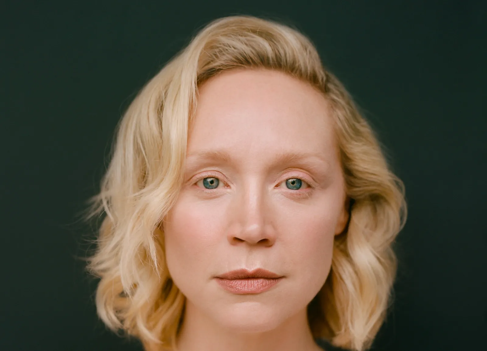 Imagem: Gwendoline Christie assina com a CAA