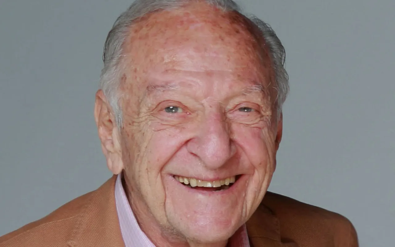 Imagem: Gene Schwam, veterano publicitário de Hollywood de Elvis Presley, Julie Andrews e outros, morre aos 96 anos
