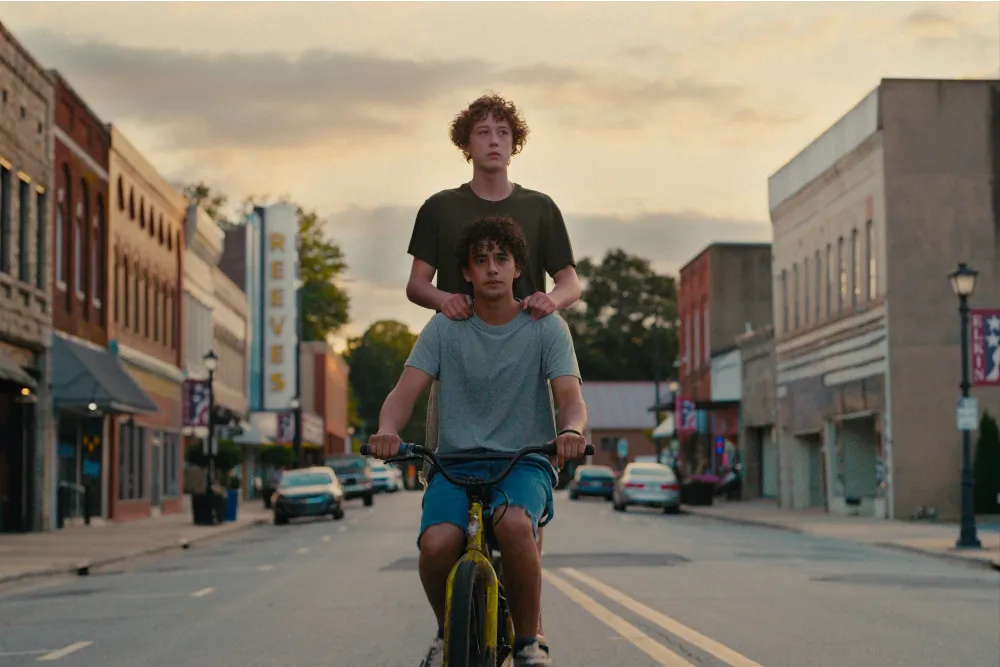 Imagem: Terror Psicológico ‘Henry’s Ebb’, com Kingston Rumi Southwick de ‘Widow’s Bay’, Recebe Bridge Independent (EXCLUSIVO)