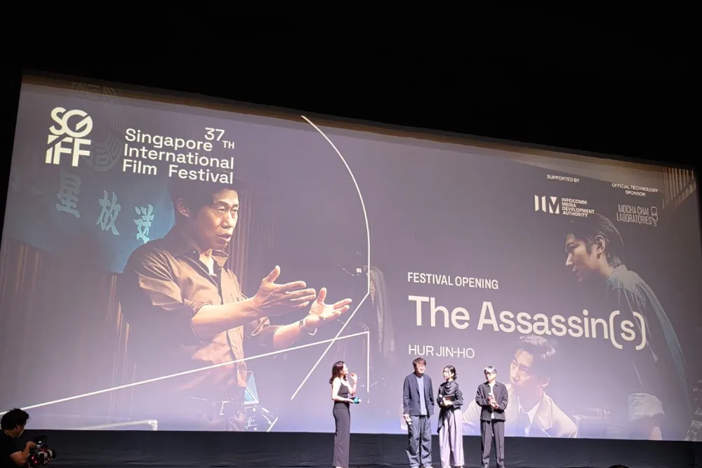 Imagem: Hur Jin-ho Agradece ao Festival de Singapura por Defender a Liberdade de Expressão Enquanto ‘The Assassin(s)’ Abre o Evento; Presidente do SGIFF, Boo Junfeng, Diz: ‘Recusamos Exibir Qualquer Coisa Que Tenha Sido Censurada’