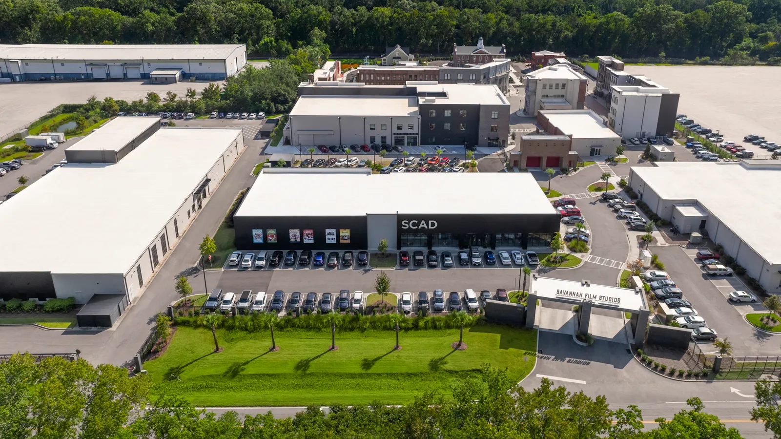 Imagem: SCAD Film Studios amplia backlot com novos estúdios e mais de 50 fachadas de backlot