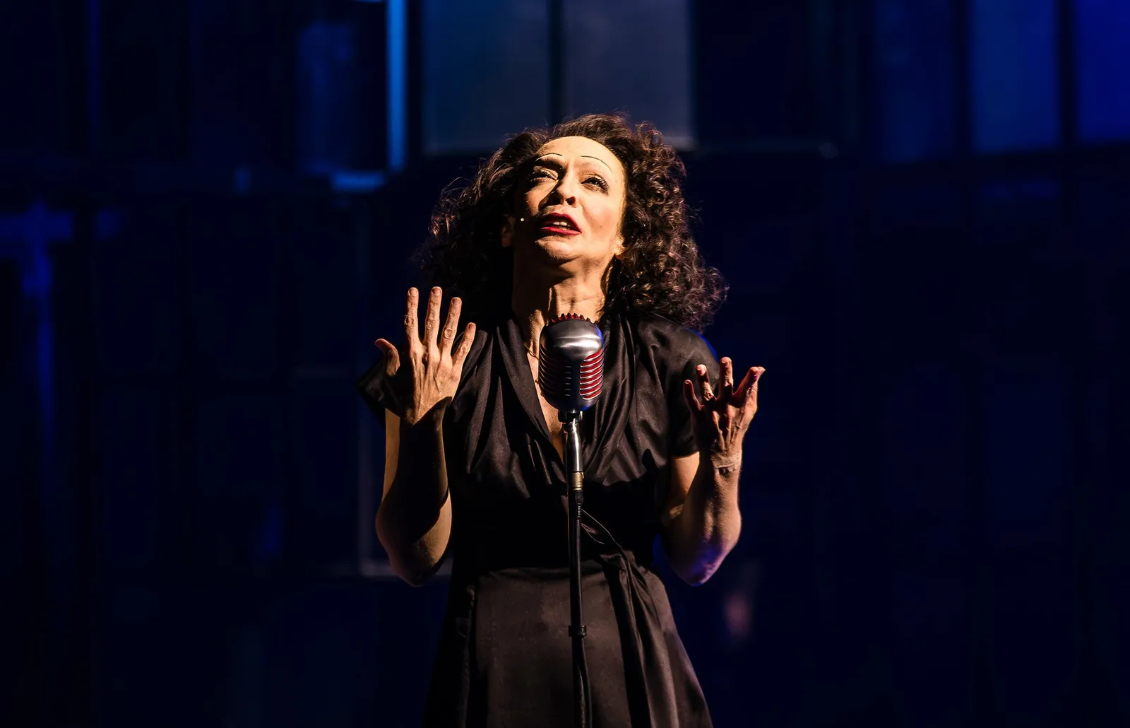 Imagen: Laila Garin es un fenómeno en escena como Edith Piaf con una actuación sobrenatural que equilibra drama y música en la cuerda floja de la vida de la cantante francesa