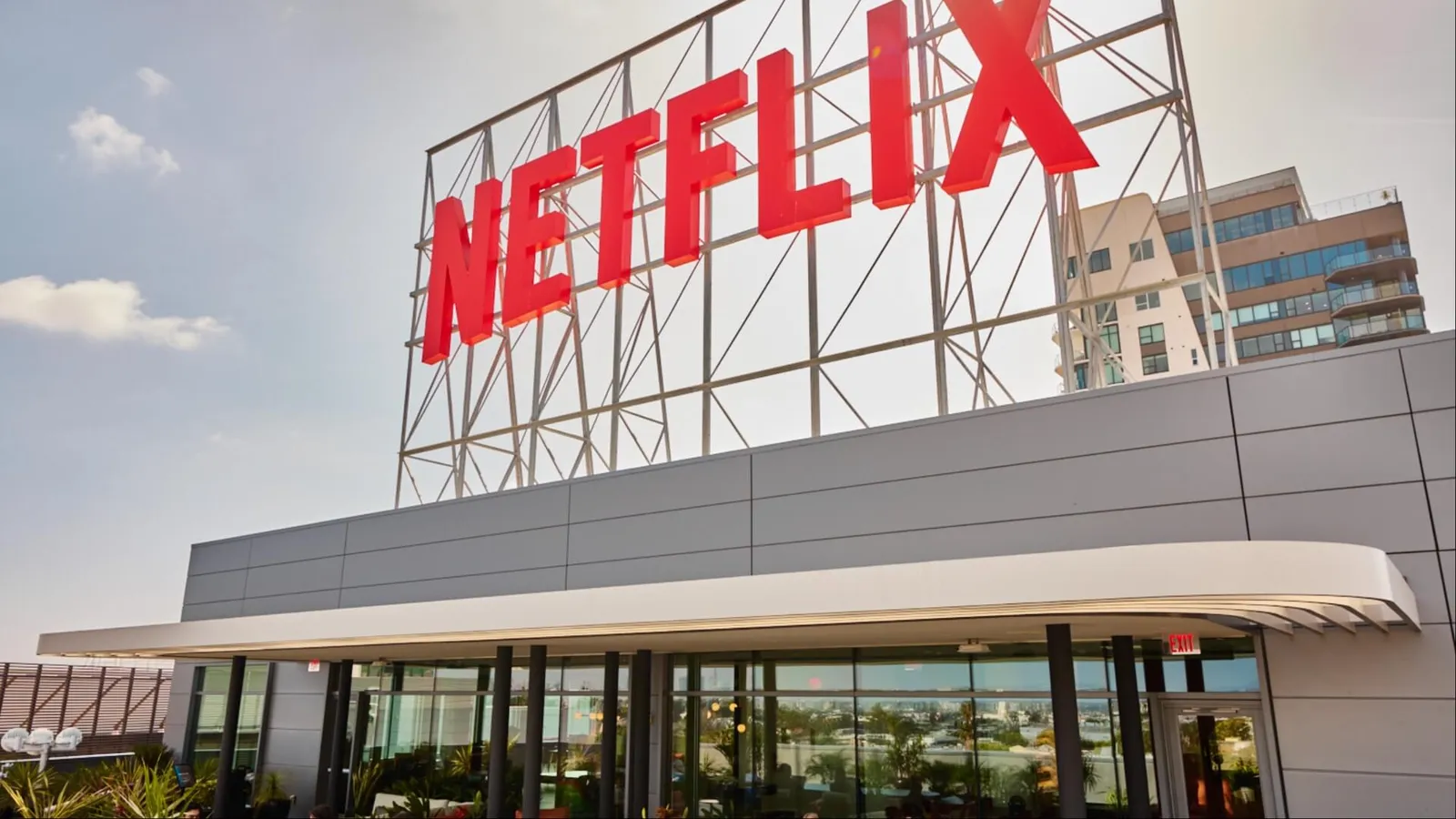 Imagem: Demitido chefe de cinema da Netflix, Dan Lin teria tido problemas com Greta Gerwig e Ben Affleck