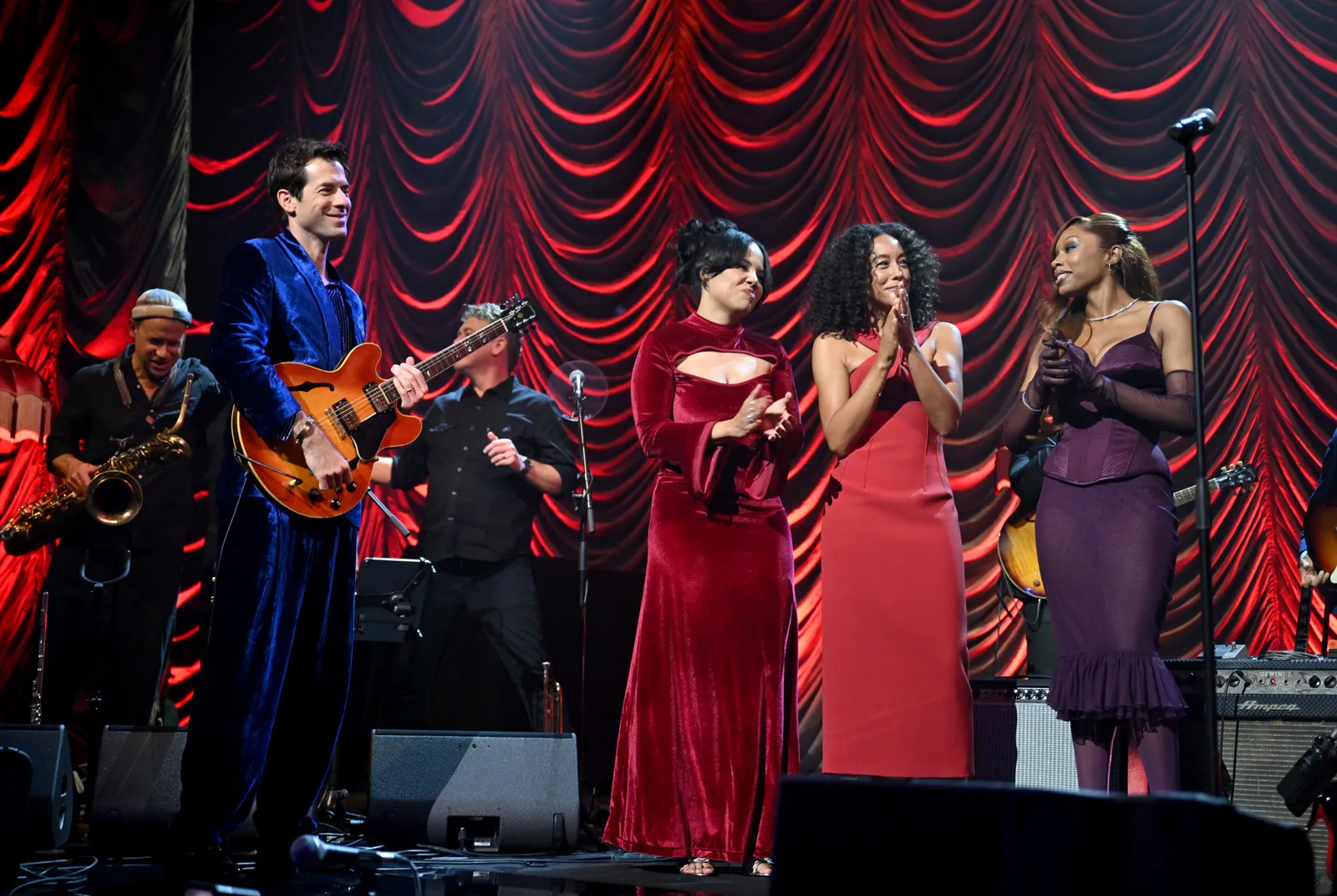 Imagem: Mark Ronson, Jessie Reyez, Jorja Smith e outros celebram Amy Winehouse pelo gênio musical que ela foi no show do 20º aniversário de ‘Back to Black’: crítica do show