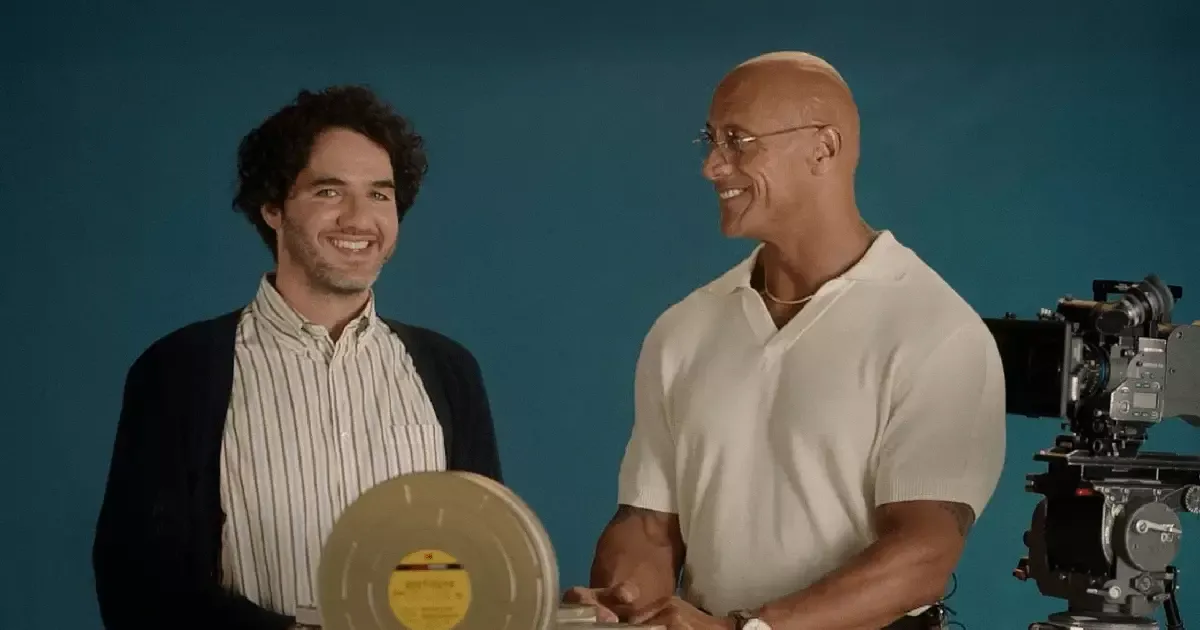 Imagem: Lizard Music ganha imagens oficiais com Dwayne Johnson como um senhor de 70 anos
