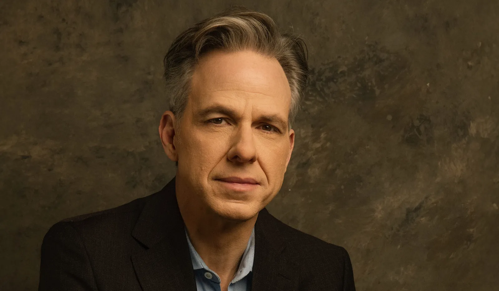 Imagem: Jake Tapper desenha trabalho fora da CNN: romance gráfico investiga a vida do 'Açougueiro' Klaus Barbie
