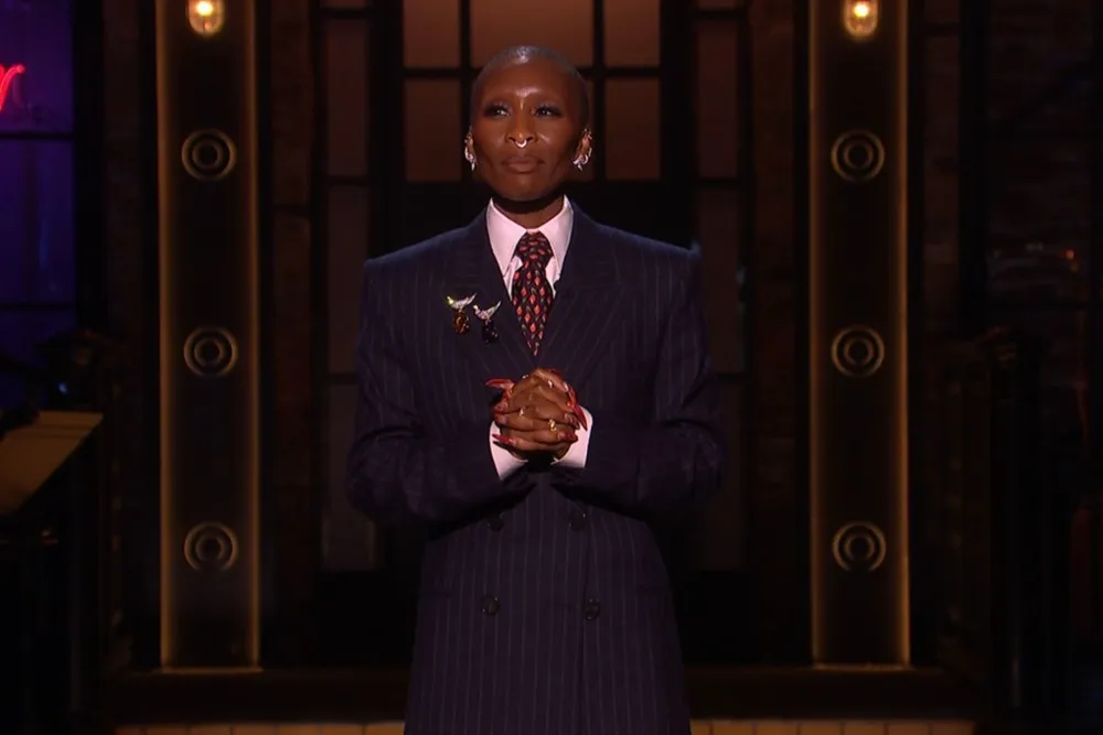 Imagem: Cynthia Erivo Imagina Competir em ‘The Great British Bake Off’ no Monólogo de Abertura do ‘SNL U.K.’: ‘Estou com a Base Empapada e Morrendo de Estresse!’