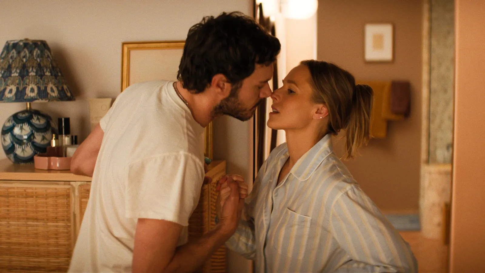 Imagem: ‘Nobody Wants This’ tem o melhor retorno de uma comédia roteirizada da Netflix do ano, apesar de queda de 28% de audiência na estreia da 3ª temporada