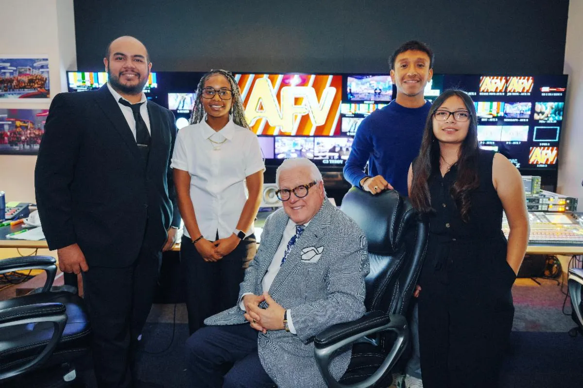 Imagem: Television Academy Foundation firma parceria com a Best Buy para lançar programa de treinamento de assistentes de produção para estudantes do ensino médio de Los Angeles