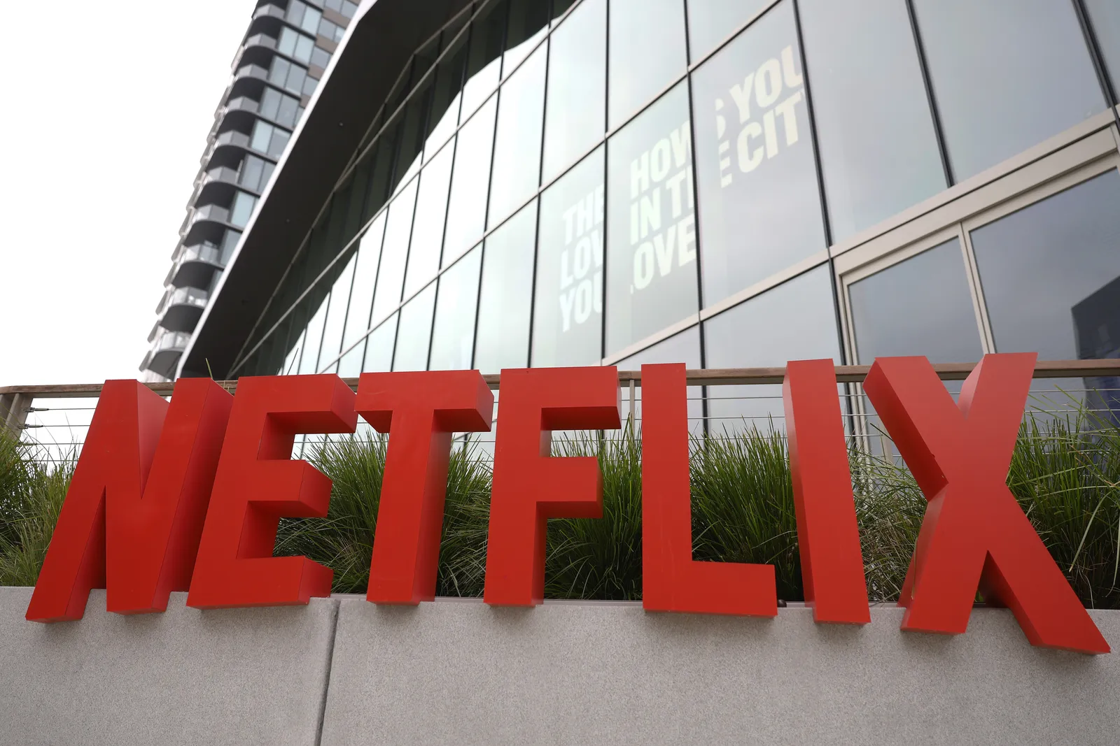 Imagem: Receita do 3º trimestre da Netflix atende às estimativas de Wall Street, mas resultado do 4º trimestre será pressionado por custos de demissões em massa