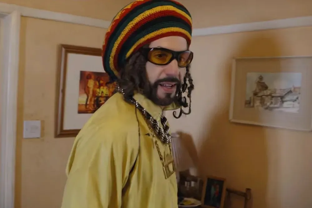 Imagem: ‘Ali G: Who Iz I?’ Crítica: Sacha Baron Cohen traz de volta seu cretino apresentador de talk show falso e original, só que agora Ali G é o assunto ‘político’ do filme. Um erro, né?