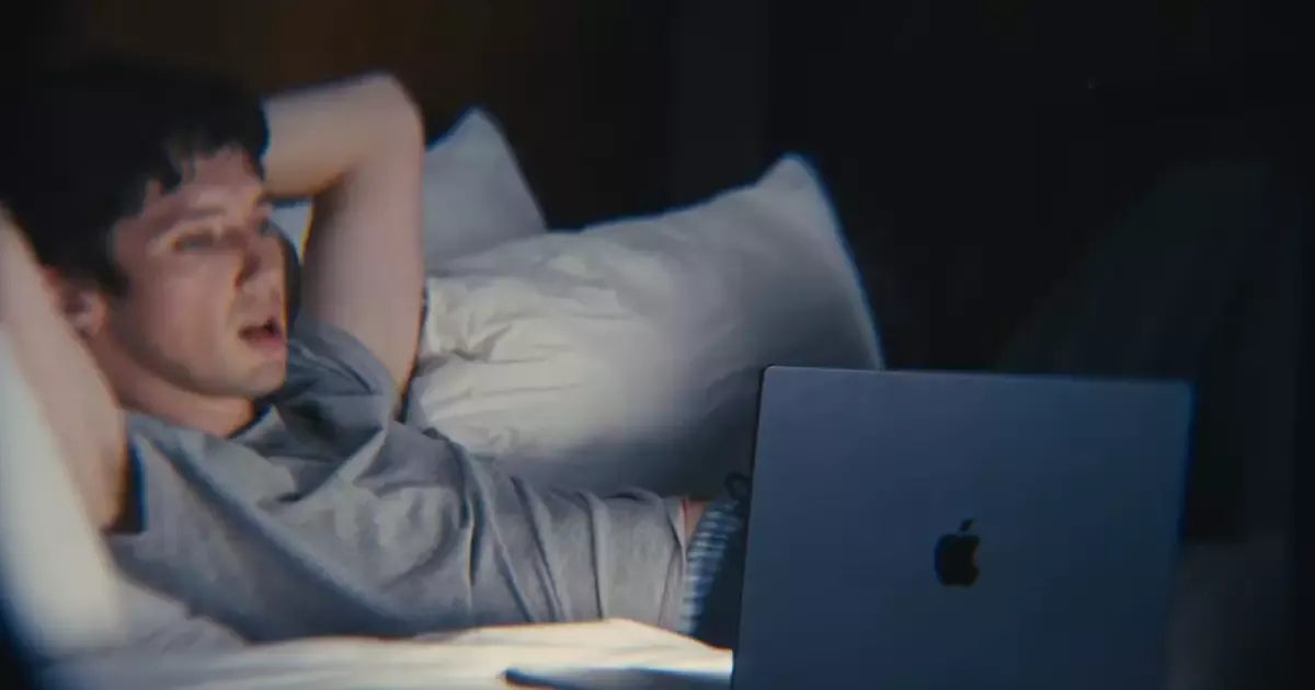 Imagem: Troye Sivan lança videoclipe para a faixa "Embarrassingly"; assista