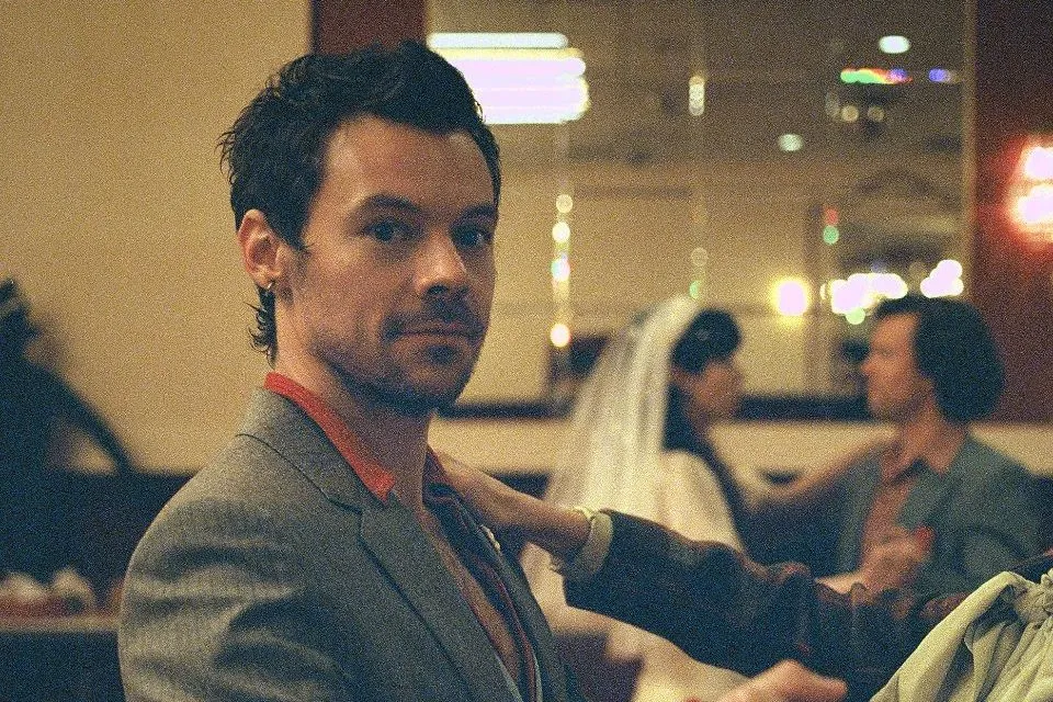 Imagem: Harry Styles dança valsa em videoclipe de ‘Coming Up Roses’