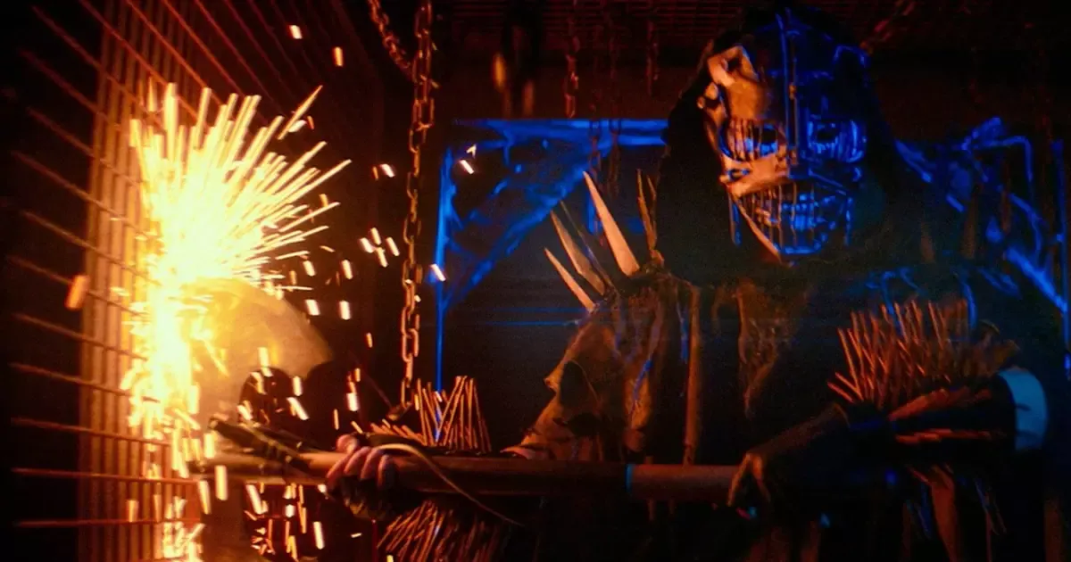 Imagem: Slayground | Novo terror da A24 ganha trailer com fugitivo que se esconde em atração mortal de Halloween