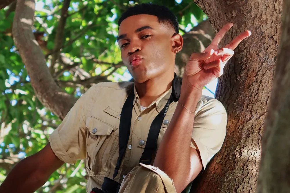Imagem: Owen Thiele fala sobre sua nova campanha para o Tinder, a 3ª temporada de 'Adults' e a sequência de '13 Going on 30' (EXCLUSIVO)