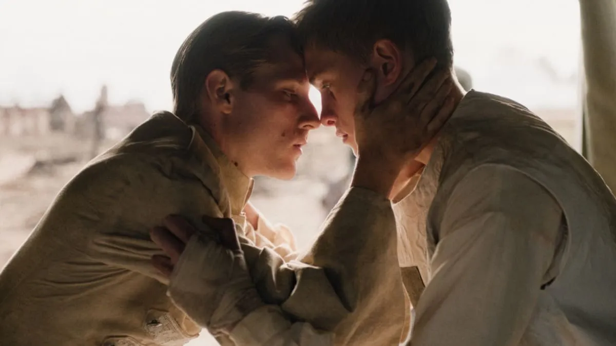 Imagem: Tropas sitiadas viram trupe de teatro em trailer de Coward
