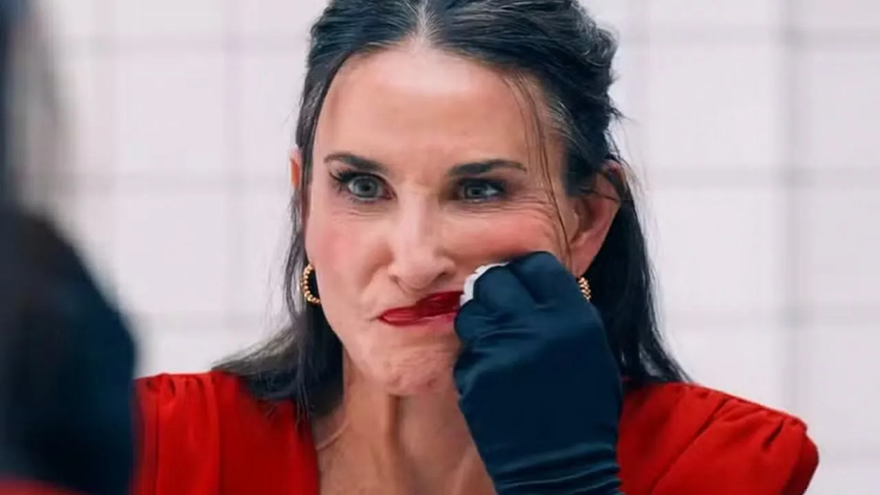 Imagem: Tela Quente hoje (26/10): Em A Substância, filme inédito na TV aberta, algo deu muito errado com a pele de Demi Moore na cena do espelho