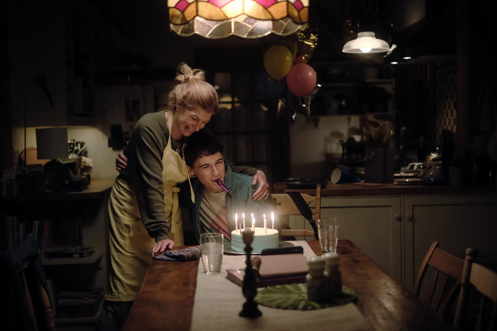 Imagem: Mistério entre mãe e filho 'Phony', da Hulu, abafa o carisma de Connie Britton sob efeitos visuais: crítica