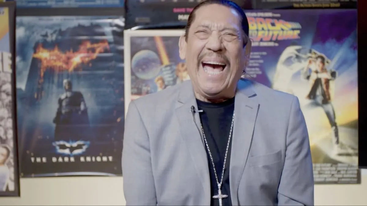 Imagem: Danny Trejo supostamente tenta improvisar um pouco de decência no filme da Daily Wire em que foi enganado para participar