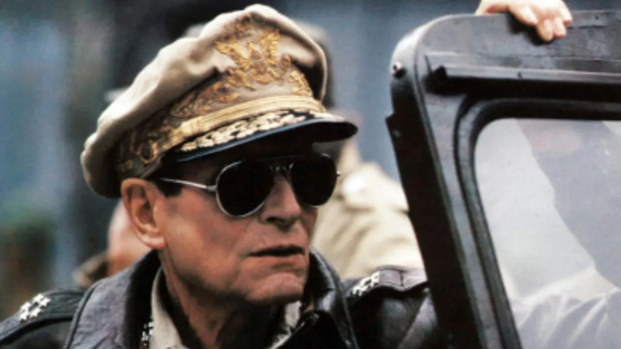 Imagem: "Estou exausto e sinto que o fim está próximo": Há 43 anos, essa lenda da atuação participou de um filme de guerra esquecido apenas por dinheiro